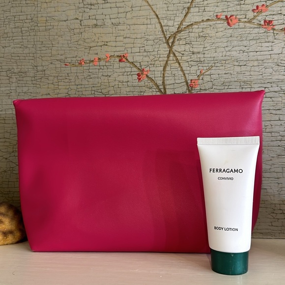 Ferragamo Parfums Pink Make up case/bag w/1 fl.oz. Body lotion/eye mask/socks - Picture 5 of 9